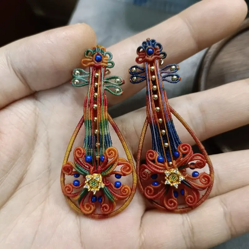 Hand-braided miniature pipa ornament – Makrome modeli, @Danjewel