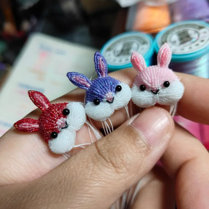 Hand-braided little rabbit, holding a sunflower and hiding among blossoms. – Makrome modeli, @Danjewel