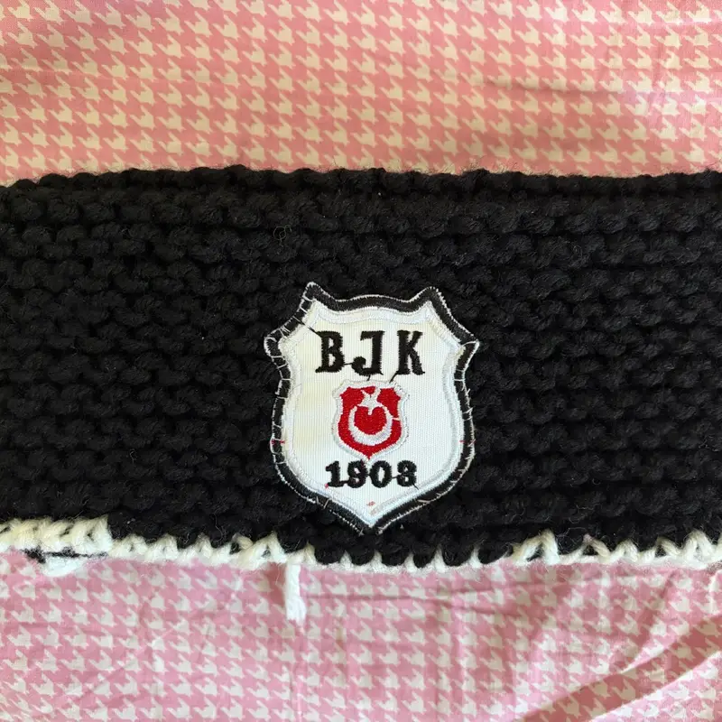 Beşiktaşlı Örgü Boyunluk – Örgü atkı ve şal modeli, @hamdiyebusrag