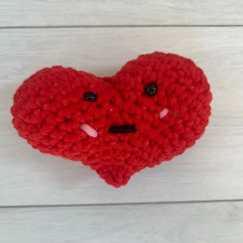 Örgü Kalp – Amigurumi bebek ve karakter modeli, @Astronomisever
