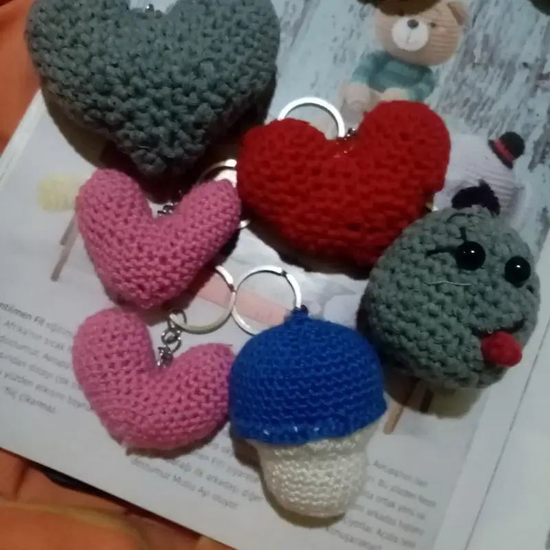 Gülen surat kalp  ve mantar anahtarlık – Amigurumi anahtarlık ve çanta süsü modeli, @gamze1111