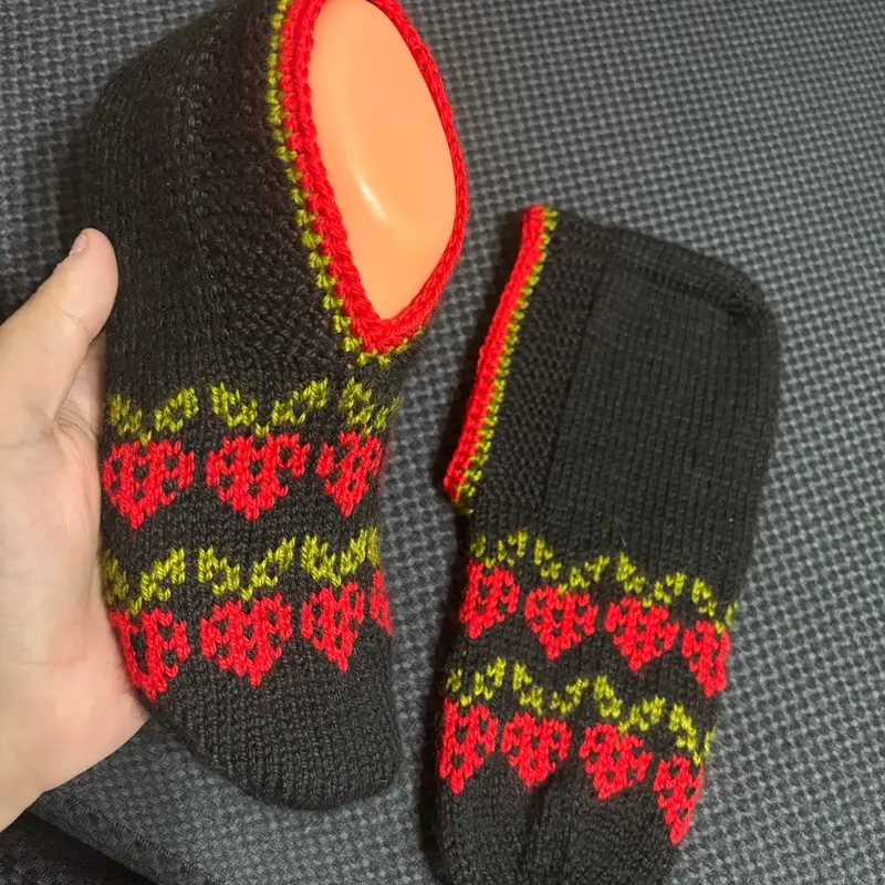 Çilek desenli sıcak patiğimiz🧶 – Örgü patik ve çorap modeli, @nclmrv54