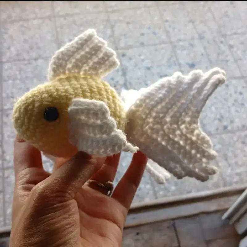 Pez dorado – Amigurumi anahtarlık ve çanta süsü modeli, @nninikniki