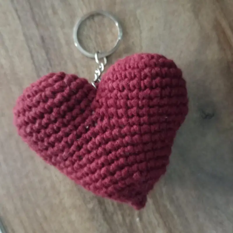 Kalpli anahtarlık – Amigurumi anahtarlık ve çanta süsü modeli, @zera__zera
