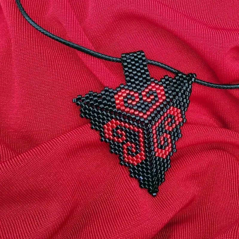 Kırmızı – Boncuk kolye modeli, @mearsshop